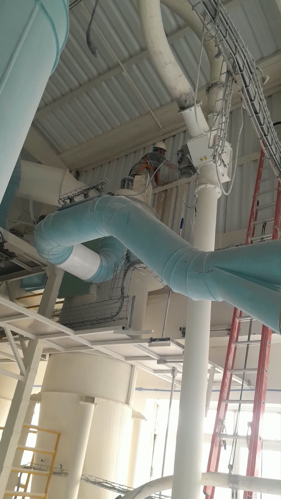 Limpeza de dutos e tubulação em galpão industrial