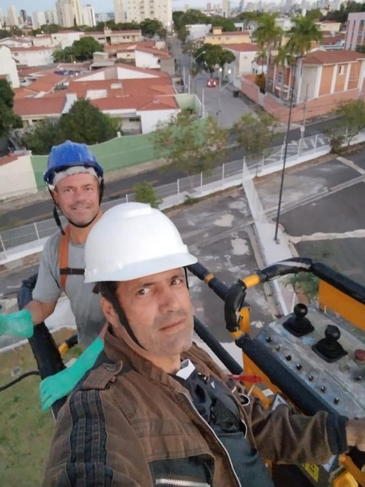 Equipe própria da Aspecto em cesta de trabalho em altura com equipamentos de proteção
