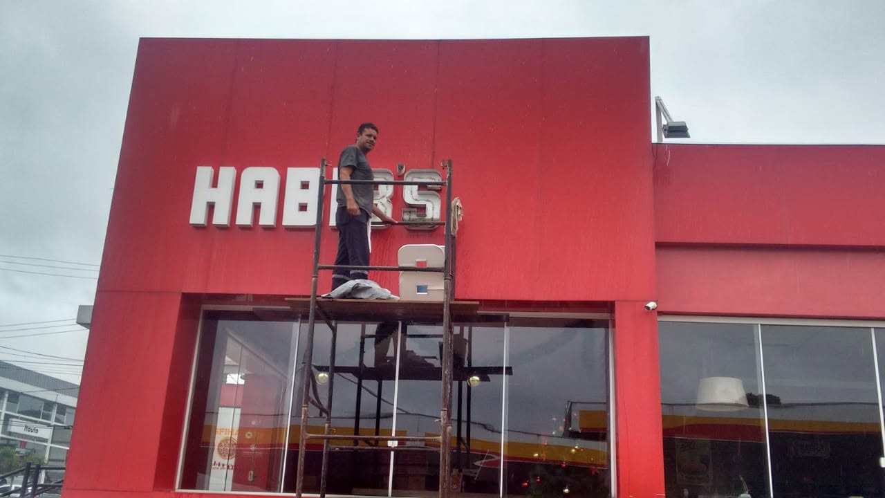 Habib's — fachada e letreiro em altura