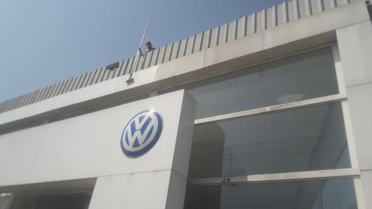 Concessionária Volkswagen — cobertura e fachada