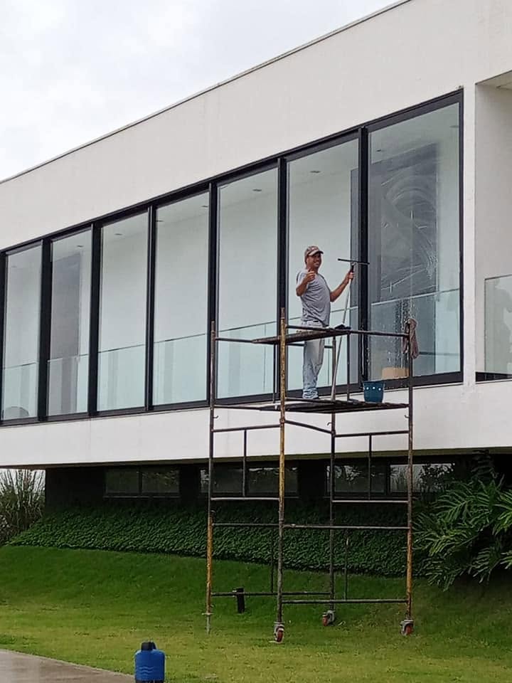 Fachada envidraçada com andaime elevado